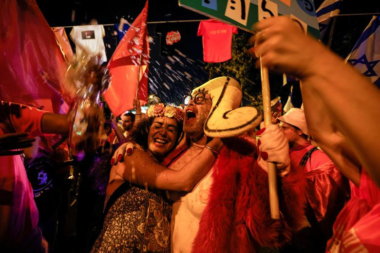 Những người ủng hộ chính phủ liên minh xuống đường ăn mừng ở Jerusalem ngày 13/6.