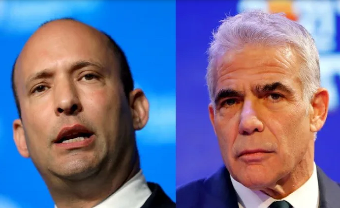 Theo thỏa thuận, mặc dù ông Lapid là người đứng ra đàm phán thành lập chính phủ mới, thủ lĩnh Đảng Yamina cánh hữu Naftali Bennett sẽ trở thành Thủ tướng Israel trong hai năm đầu nhiệm kỳ (2021-2023), sau đó ông Yair Lapid sẽ nắm giữ vị trí này trong thời gian còn lại (2023-2025). Ảnh: YN.