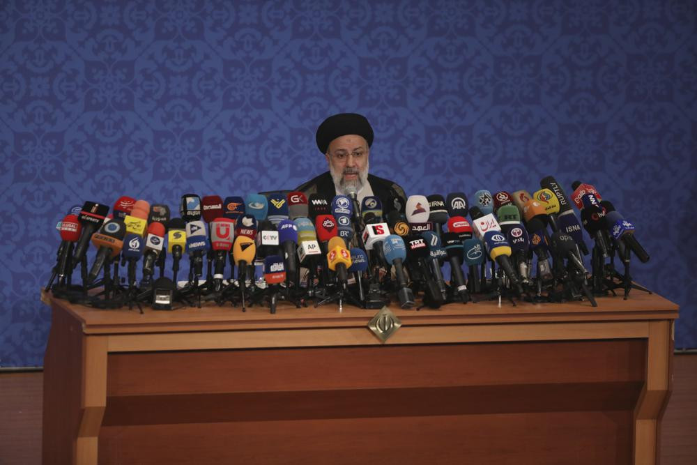 Trong cuộc họp báo đầu tiên kể từ khi giành chiến thắng cuộc bầu cử tổng thống hôm 21/6, Tổng thống đắc cử Iran Ebrahim Raisi đã gửi thông điệp cứng rắn đến Mỹ. Ảnh: AP.