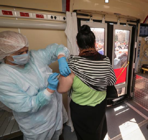 Người phụ nữ được tiêm vắc xin Sputnik V trên một chiếc xe buýt ở Simferopol, Crimea, ngày 14/4.