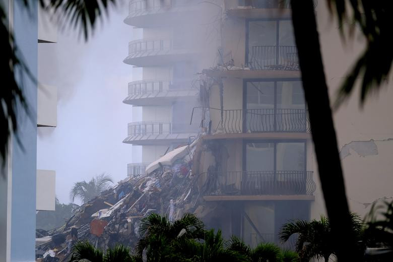 Như tin tức đã đưa, vụ sập chung cư 12 tầng ở Mỹ xảy ra vào khoảng 1h20 giờ sáng ngày 24/6 (giờ địa phương). Khi đó, tòa chung cư Champlain Towers South tọa lạc gần đại lộ Collins ở Surfside, bang Florida, bất ngờ đổ sụp, khiến ít nhất 4 người thiệt mạng và 159 người mất tích.