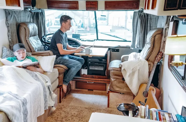 Phía đầu xe biến thành không gian làm việc lý tưởng.