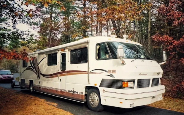 Chính vì vậy, Walker quyết định bán ngôi nhà của họ và mua một chiếc RV, biến nó thành một " ngôi nhà di động" để thuận tiện cho việc đưa cả gia đình đi khắp nơi.