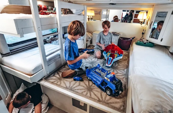 Những đứa trẻ chơi đùa trong phòng ngủ.