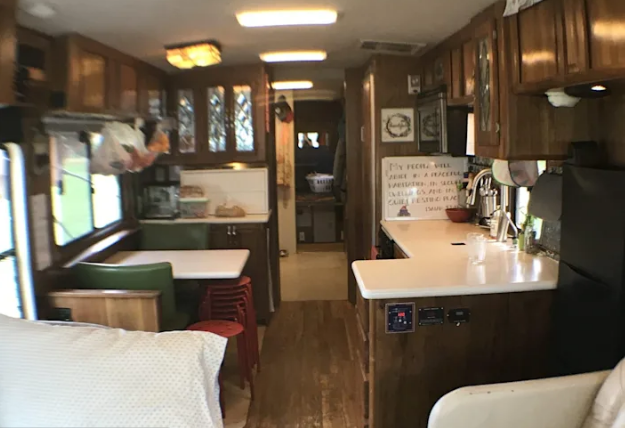 Ngôi nhà đặc biệt này rộng khoảng 29,7 m2, bao gồm phòng khách, giường kéo, nhà bếp, phòng ngủ có giường tầng cho trẻ nhỏ.