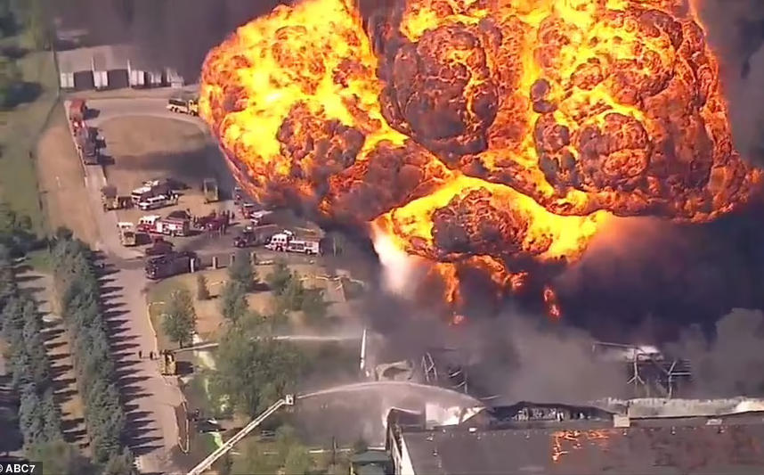 Hien truong no nha may hoa chat o My, khoi lua ngun ngut