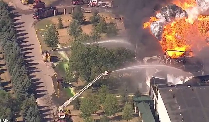 Hien truong no nha may hoa chat o My, khoi lua ngun ngut-Hinh-3