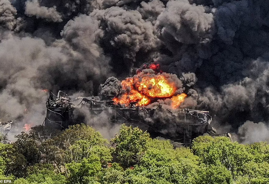 Hien truong no nha may hoa chat o My, khoi lua ngun ngut-Hinh-5