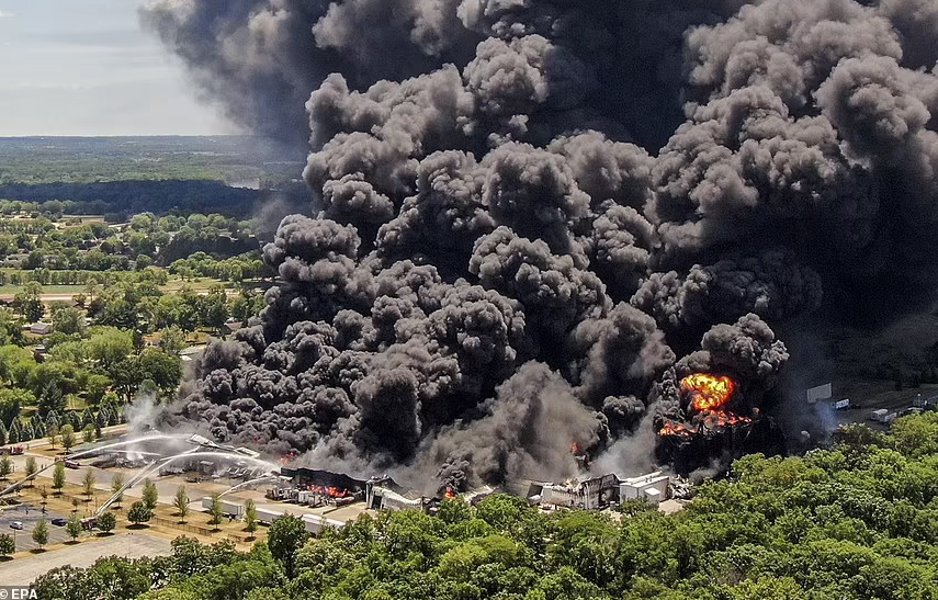 Hien truong no nha may hoa chat o My, khoi lua ngun ngut-Hinh-10