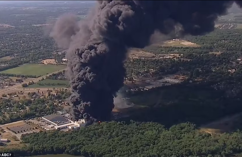 Hien truong no nha may hoa chat o My, khoi lua ngun ngut-Hinh-6