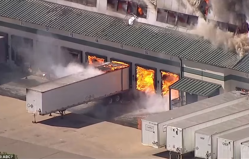 Hien truong no nha may hoa chat o My, khoi lua ngun ngut-Hinh-11