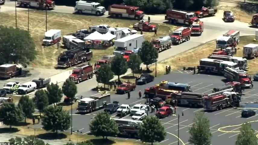 Hien truong no nha may hoa chat o My, khoi lua ngun ngut-Hinh-9