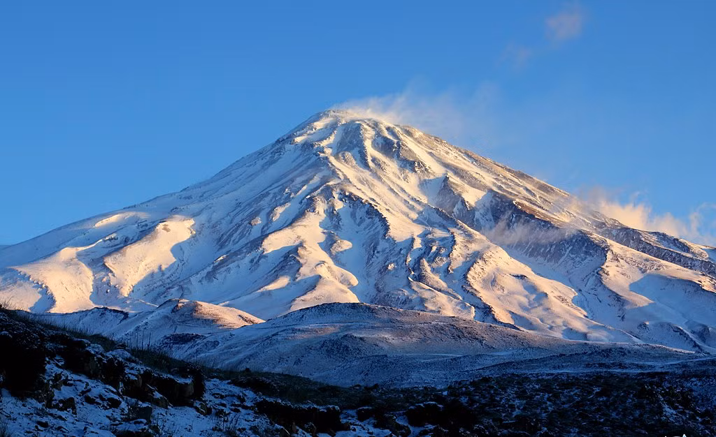Điểm cao nhất ở Iran là đỉnh núi Damavand. Ảnh: Wikipedia.