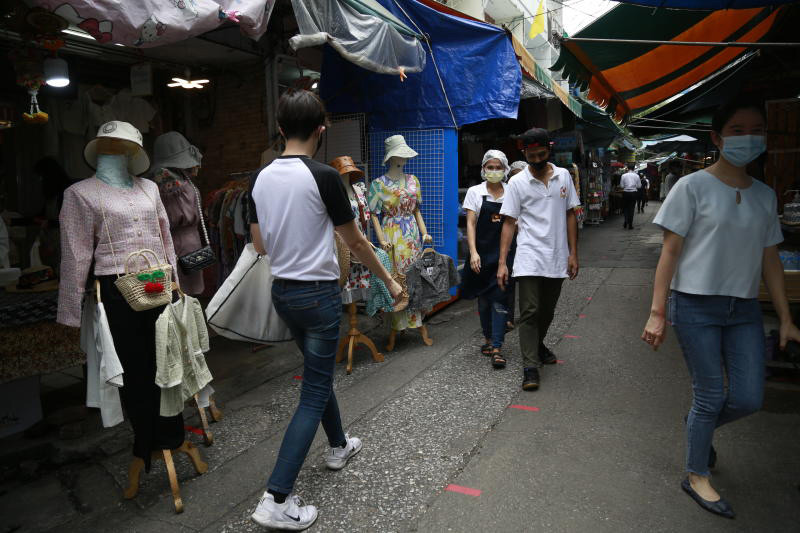 Anh: Tang ky luc ca tu vong, Thai Lan quay cuong trong bao COVID-19-Hinh-4