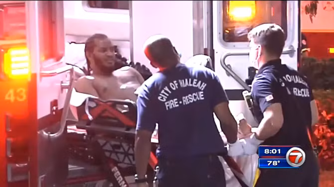 Một người bị thương được đưa đi bệnh viện trong vụ xả súng ở Miami. Ảnh: WSVN.