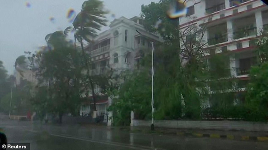 Trong tháng 5, bão Tauktae đã đổ bộ vào miền Tây Ấn Độ trong bối cảnh nước này đang phải đối phó với dịch bệnh COVID-19. Bang Gujarat là một trong những nơi bị ảnh hưởng nặng nề do bão Tauktae khi ít nhất 12 người tại bang này thiệt mạng và hàng trăm nghìn người phải sơ tán. Bão Tauktae đã khiến chiến dịch tiêm chủng vắc xin COVID-19 bị gián đoạn tại nhiều khu vực của Ấn Độ.