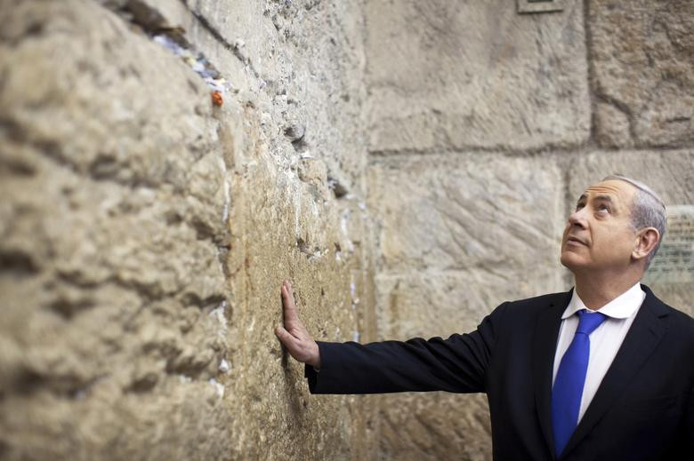 Thủ tướng Benjamin Netanyahu chạm tay vào Bức tường phía Tây ở thành phố cổ Jerusalem sau khi bỏ phiếu xong trong cuộc bầu cử quốc hội hồi tháng 1/2013.