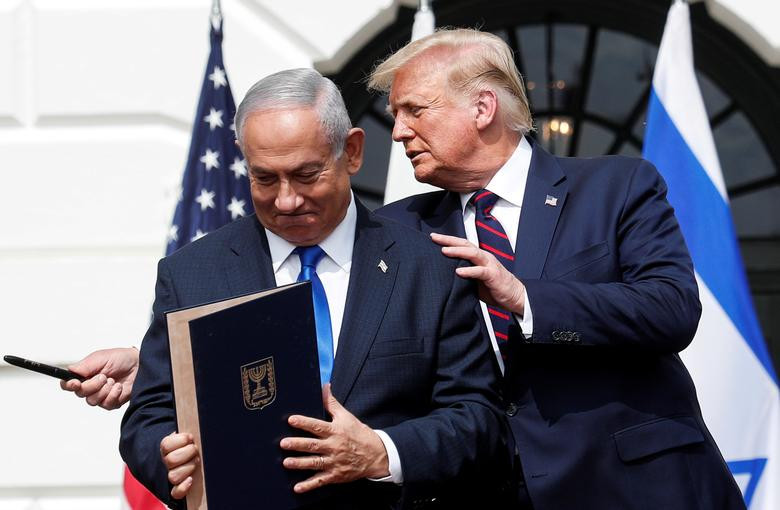 Thủ tướng Netanyahu đứng cạnh Tổng thống Donald Trump tại bãi cỏ phía nam của Nhà Trắng ở Washington (Mỹ) ngày 15/9/2020, sau khi ký kết Hiệp định Abraham nhằm bình thường hóa quan hệ giữa Israel và một số quốc gia láng giềng của nước này ở Trung Đông.