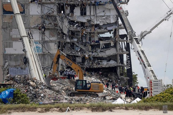 Giáo sư Roberto Leon, chuyên gia về kỹ thuật xây dựng tại Viện Kỹ thuật bang Virginia, cho rằng các căn hộ được xây thêm ở tầng áp mái có thể khiến trọng lượng tòa nhà gia tăng đáng kể.