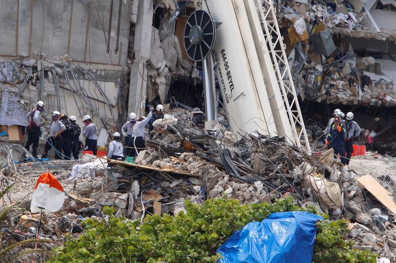 “Chỉ cần một cây cột trụ sụp đổ, cả tòa nhà có thể sụp đổ theo”, giáo sư Leon nhận xét.