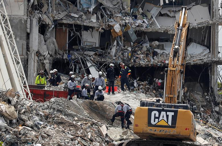 Nguồn tin cho hay, căn hộ áp mái được thêm vào tòa nhà này đã được Thị trưởng Surfside khi đó là Mitchell Kinzer phê duyệt.