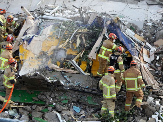 Tòa nhà 5 tầng đổ sập khi đang trong quá trình phá dỡ. Ảnh: Reuters.