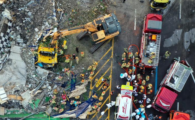 Những hình ảnh và video ghi lại hiện trường vụ việc cho thấy tòa nhà đổ sập tạo ra "đám mây" bụi khổng lồ và "núi" bê tông, mảnh vỡ. Ảnh: Xinhuanet.