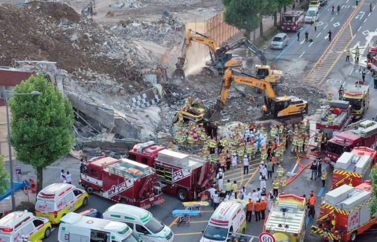 Nhân viên cứu hỏa Kim Seok-sun cho biết, tài xế xe buýt nằm trong số những người bị thương. Tất cả các công nhân tại khu vực tòa nhà đã kịp sơ tán trước khi công trình này đổ sập. Ảnh: Xinhuanet.