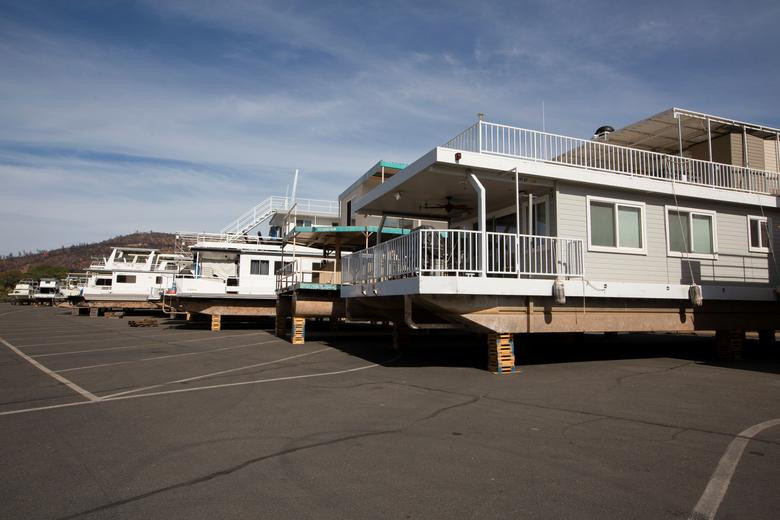 Nhà thuyền ở hồ Oroville bị dỡ bỏ vì mực nước thấp hiện tại có thể khiến những ngôi nhà này bị hư hại.