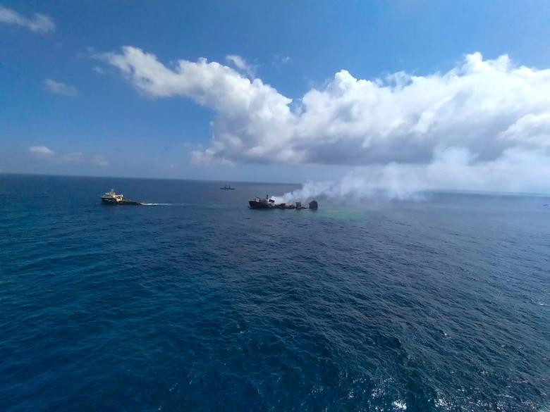 Ảnh: Tàu chở hàng chìm xuống biển sau 2 tuần bốc cháy dữ dội - Hình 7 Anh: Tau cho hang chim xuong bien sau 2 tuan boc chay du doi-Hinh-7