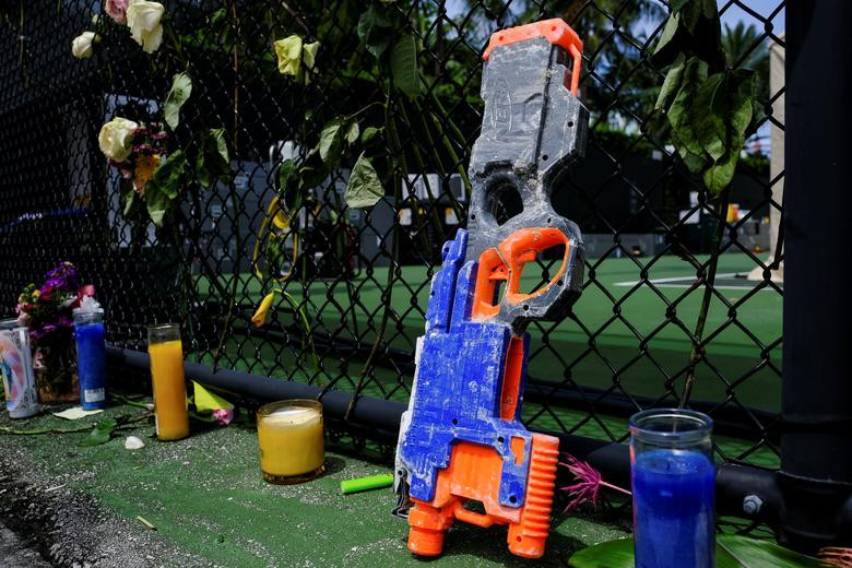 Lính cứu hỏa tìm thấy một đồ chơi trong đống đổ nát của tòa nhà bị sập, ngày 26/6.