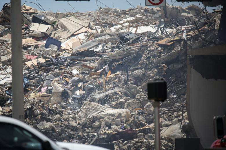 Cần cẩu cỡ lớn, thiết bị không người lái cùng chó nghiệp vụ,...cũng được sử dụng trong quá trình tìm kiếm những người mất tích.