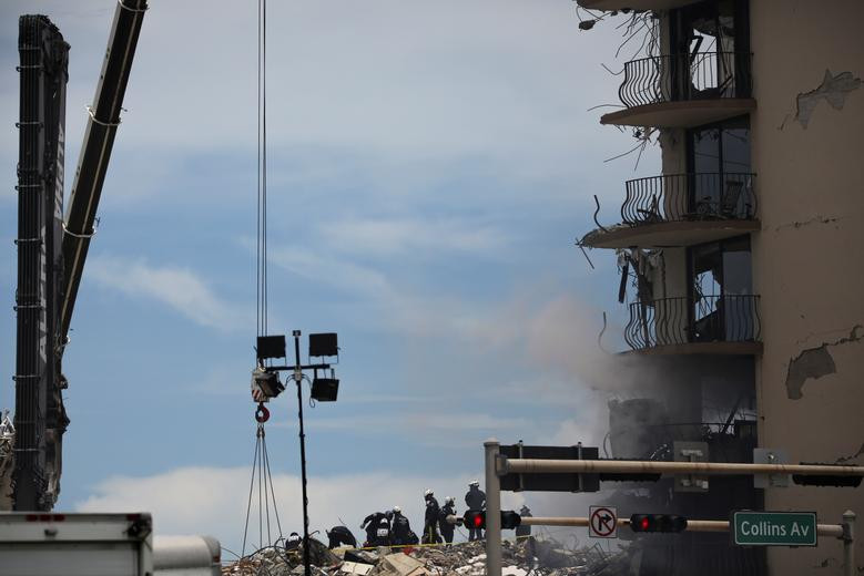 Được biết, lực lượng cứu hộ vẫn đang nỗ lực tìm kiếm người sống sót trong đống đổ nát của tòa chung cư 12 tầng Champlain Towers South bị sập.