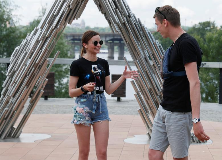 Alexandr Kudlay và Viktoria Pustovitova sau khi tháo bỏ sợi dây xích tại Kyiv, Ukraine, ngày 17/6/2021.