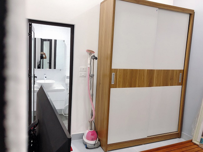 Vì diện tích nhỏ nên phòng ngủ anh Nam không sử dụng giường mà dùng 4 tấm pallet ghép lại và trải đệm gấp lên. Phòng ngủ master thì rộng rãi hơn chút và có phòng wc riêng.