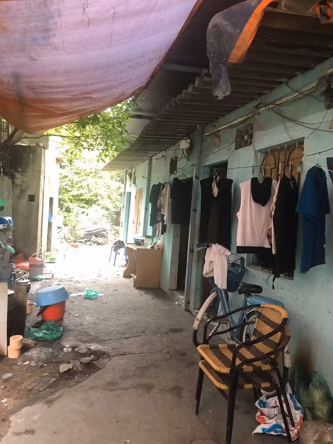 Hai vợ chồng anh Trần Nam (SN 1992), trú tại đường Lĩnh Nam, P. Vĩnh Hưng, Q. Hoàng Mai (Hà Nội) cưới nhau từ năm 2015 nhưng do nhà bố mẹ đang ở vẫn là căn nhà cấp 4, không có phòng riêng đồng thời dãy trọ gồm 4 phòng trọ của gia đình khá cũ nát nên cưới xong anh chị quyết định đi ở trọ bên ngoài.