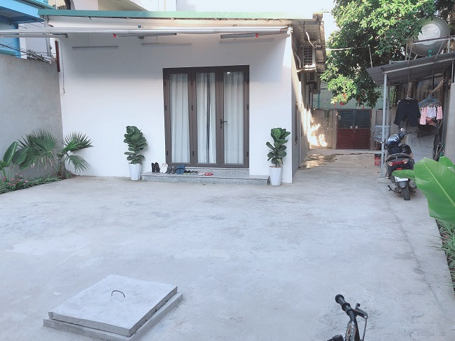 Trước cửa nhà cũng được anh Nam tiến hành cải tạo thành khoảng sân rộng cho các con chơi đùa.