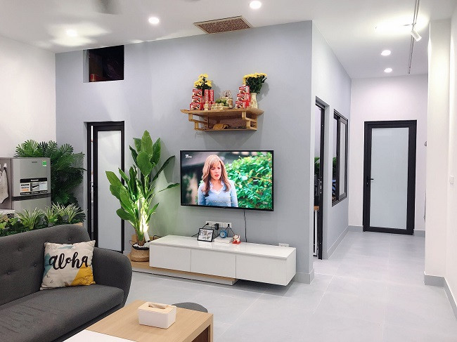 Phần trần thạch cao thay vì làm giật cấp thì anh Nam thiết kế bằng phẳng tạo cảm giác rộng rãi hơn.