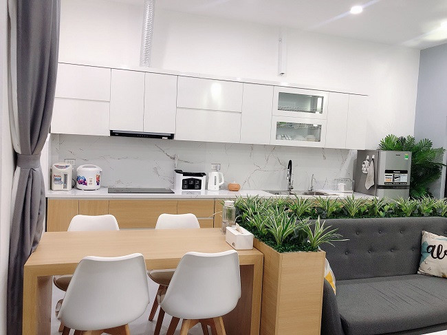 Phòng khách và bếp được sử dụng vách ngăn cây để ngăn cách khu bếp và bàn ăn thay vì sử dụng tấm vách bình phong thông thường.