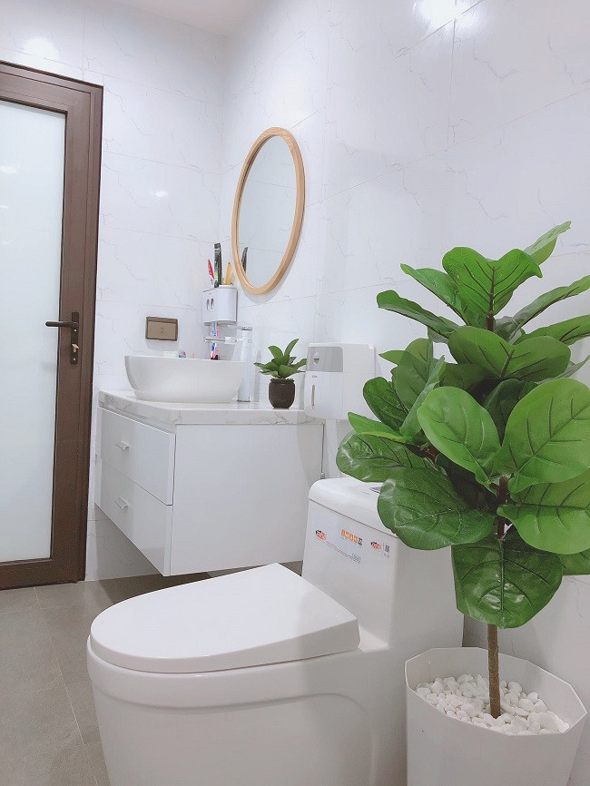 Tone chủ đạo của ngôi nhà là màu trắng và xám, các đồ nội thất cũng có màu sáng.