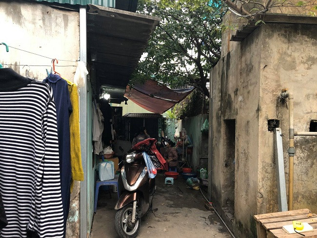 Sau 5 năm đi thuê nhà, sinh con thì anh Nam cảm thấy khá bất tiện. Ước ao có một ngôi nhà riêng nhưng không đủ tiền, anh Nam quyết định về cải tạo dãy nhà trọ của gia đình để ở.