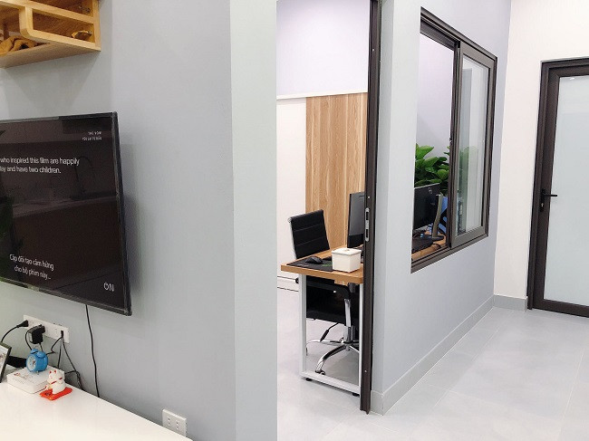 Căn nhà được anh Nam cải tạo trong vòng 2 tháng, chia thành 1 phòng khách, bếp; 2 phòng ngủ và 1 phòng vệ sinh theo phong cách hiện đại, hướng không gian mở với tone màu sáng.