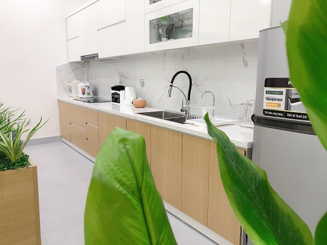 Khi sử dụng vách ngăn cây này, khi vợ chồng làm việc ở bếp vẫn có thể trò chuyện và để ý được các con đang chơi và khi ăn vẫn có thể xem Tivi.