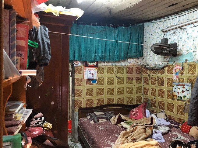 Dãy trọ gồm 4 phòng trọ cho thuê, mỗi phòng 1 cửa lớn và 1 cửa sổ được xây dựng khá lâu năm, rất ẩm thấp nên đã xuống cấp trầm trọng. Tường nhà cũ lại là tường 110, không được chắc chắn.