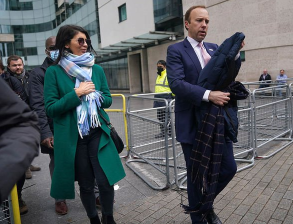 Một nguồn tin nói với The Sunday Times vào thời điểm đó: "Trước khi Matt Hancock quyết định bất cứ điều gì quan trọng, ông ấy sẽ nói chuyện với Gina. Bà ấy biết mọi thứ". Ảnh: Sky.