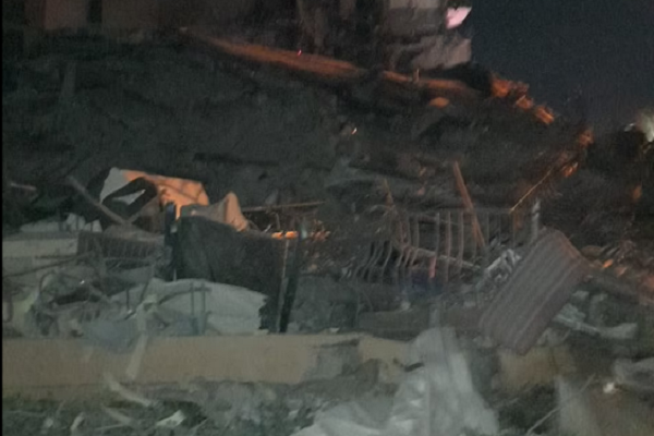 Ngay sau khi vụ sập nhà xảy ra, cảnh sát và lực lượng cứu hộ đã được điều động tới hiện trường để giải cứu nạn nhân. Ảnh: Daily Mail.