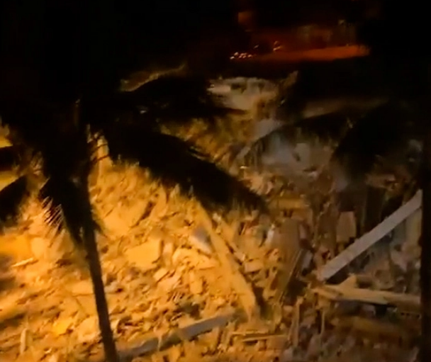 Ít nhất 2 người và 1 lính cứu hỏa đã được đưa tới bệnh viện, nhưng giới chức trách chưa xác nhận thông tin về thương vong trong vụ việc. Ảnh: The Sun.