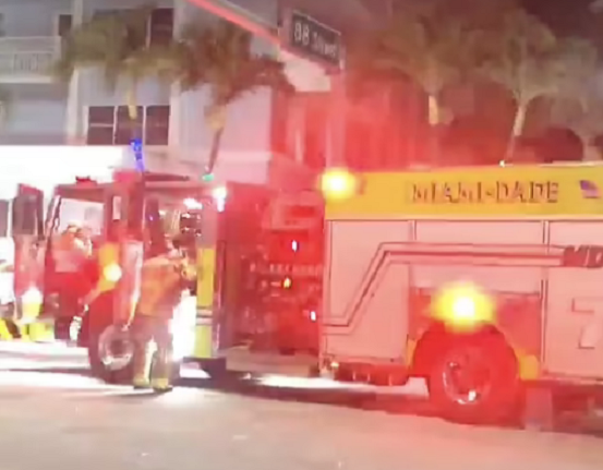 "Hơn 80 đơn vị của lực lượng cứu hỏa Miami-Dade đang có mặt tại hiện trường", nguồn tin cho biết. Ảnh: Daily Mail.