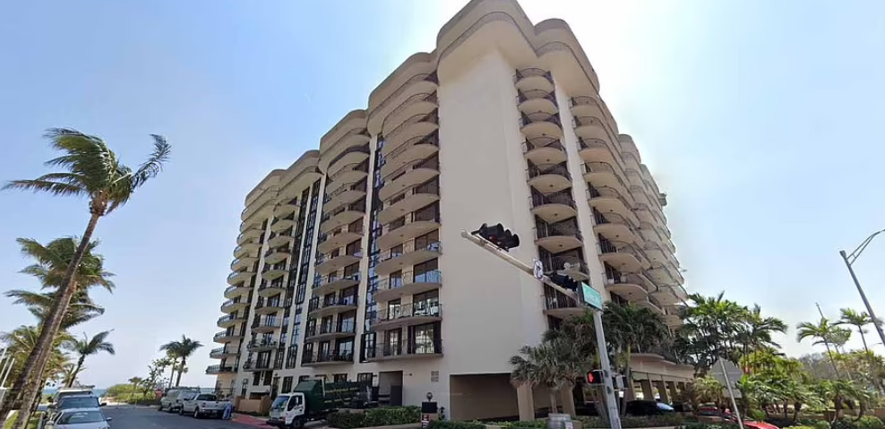 Tòa nhà Champlain Towers South, được xây dựng vào năm 1981, là một khu chung cư hiện đại bao gồm 136 căn hộ. Ảnh: Daily Mail.