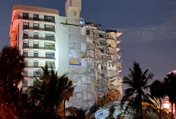 Nỗ lực giải cứu nạn nhân vẫn tiếp diễn. Hiện chưa rõ nguyên nhân vụ sập chung cư Champlain Towers South. Ảnh: The Sun.